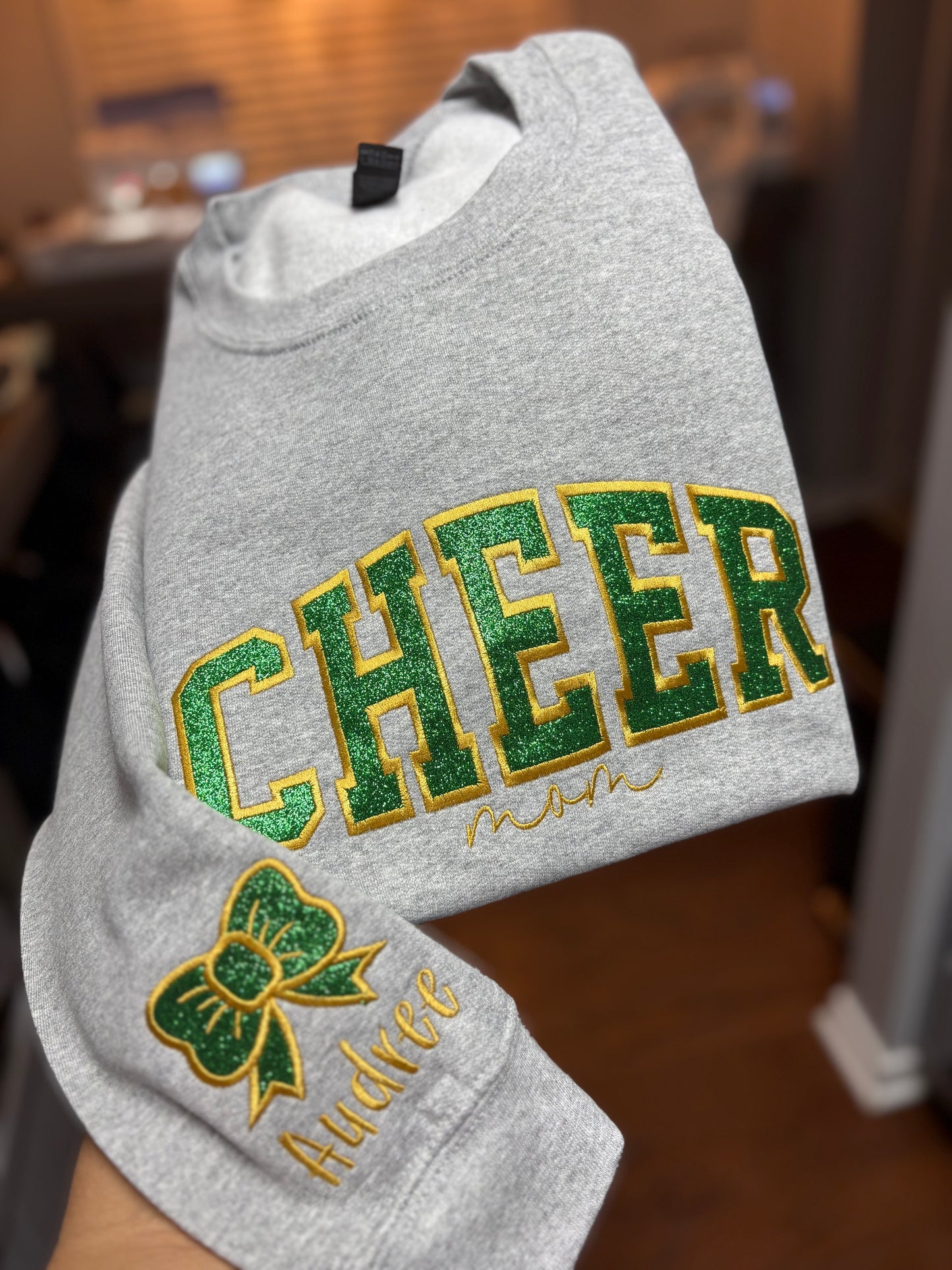 SPORTS mom w/ appliqué on sleeve